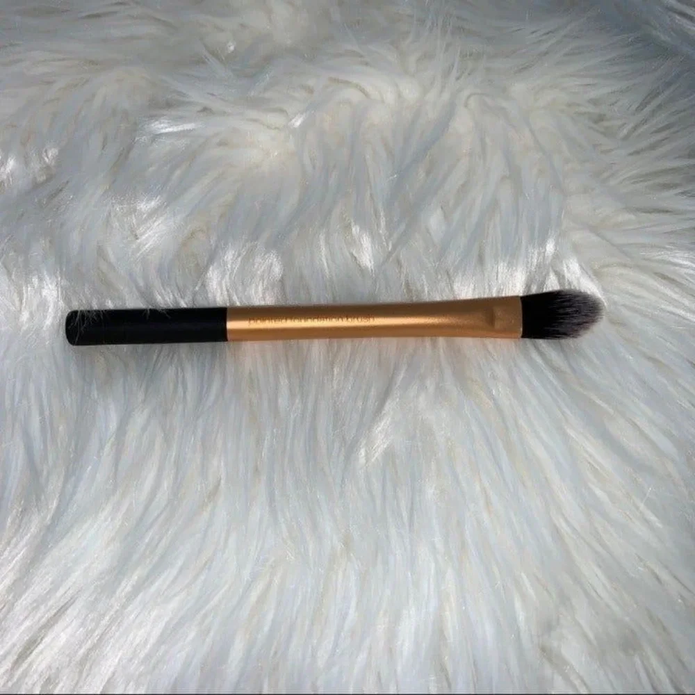 Real Techniques Pointed Foundation Brush
